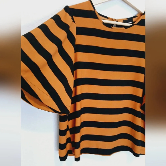 💚5/$25 Who What Wear Black & Carmel Stripe Top Size Small Oversized Sleeves - Picture 2 of 3